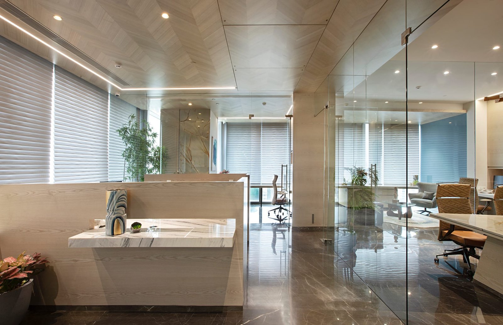 Space Dynamix team design a minimal yet functional office for a real ...