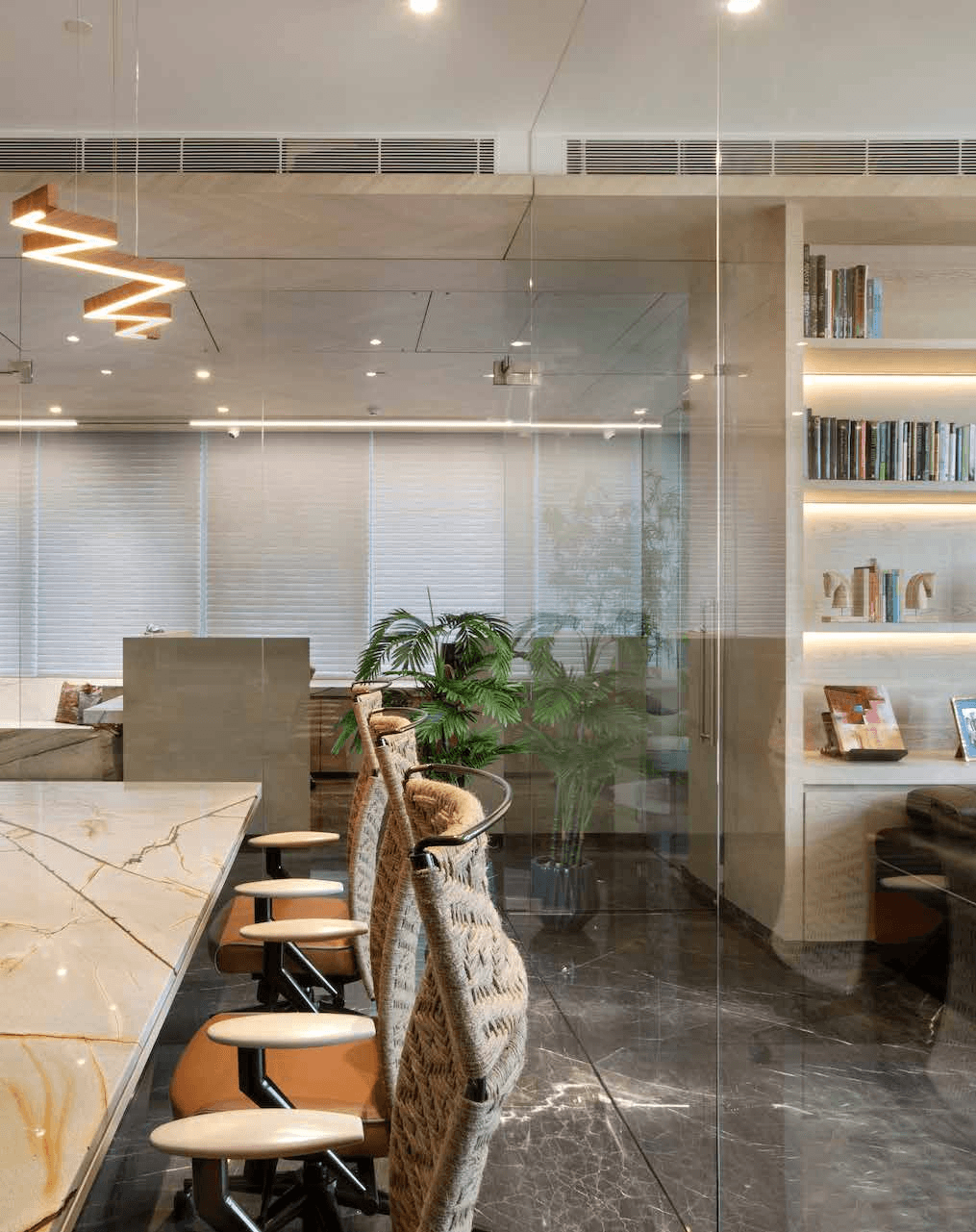 Space Dynamix team design a minimal yet functional office for a real ...