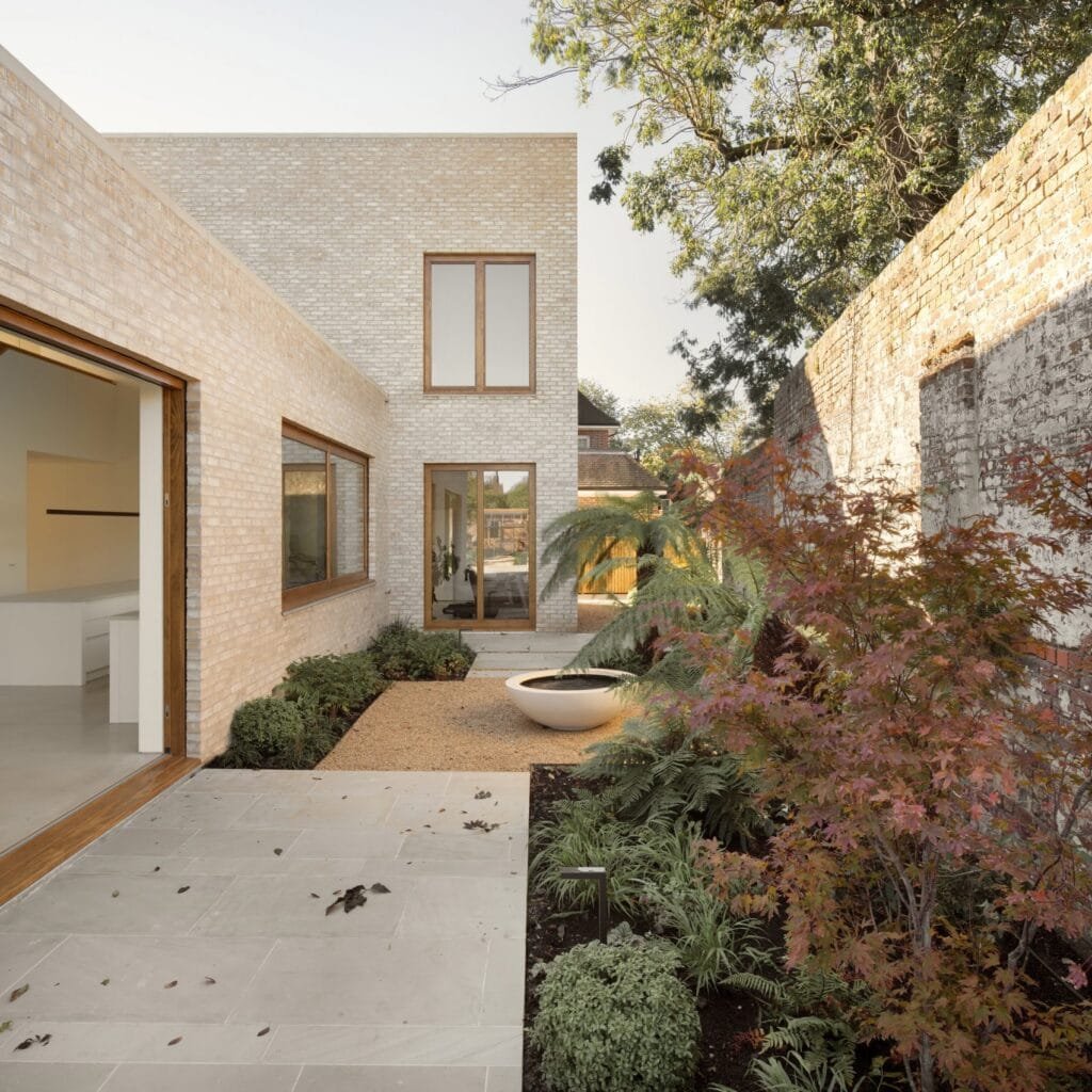 Erbar Mattes creates "expansive feel" for brick house in London ...